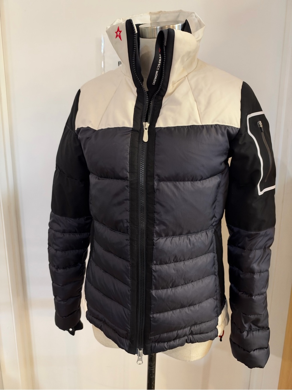 Women’s Perfect Moment Insulated ski jacket in black and cream